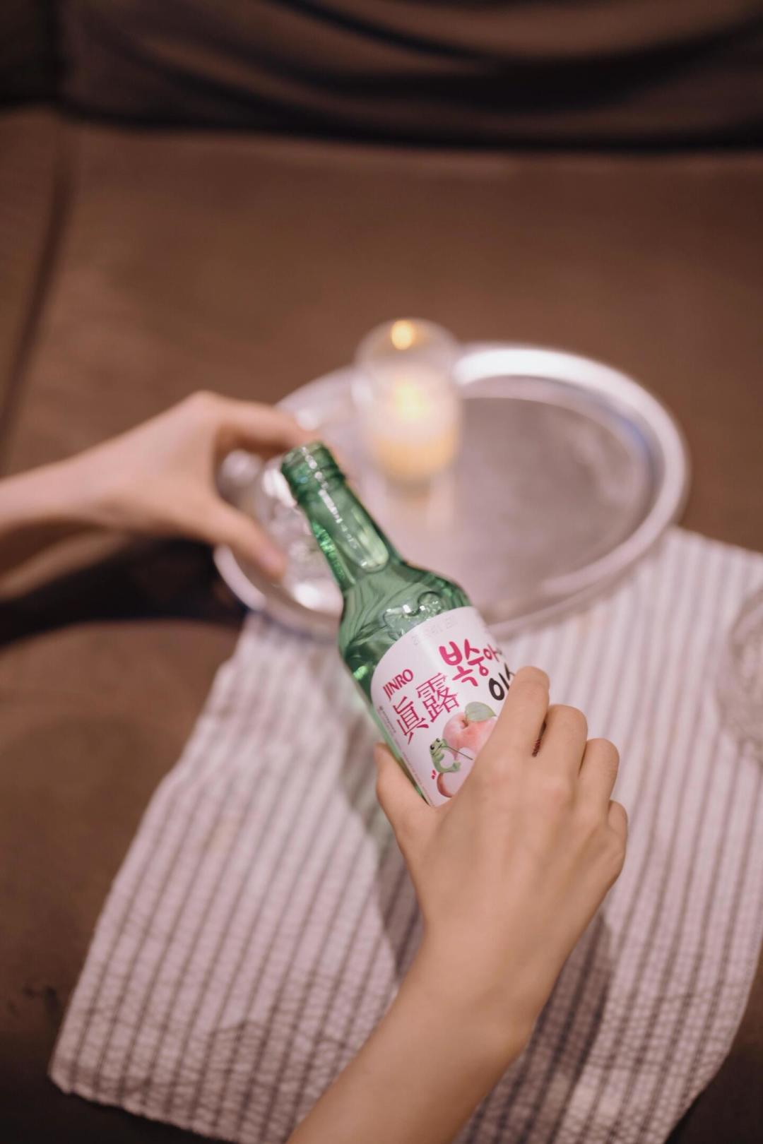 连续25年世界第一蒸馏酒,韩国网友自己却认「不好喝」:国庆前被刷屏的真露,今天粉丝举着瓶子在成都、上海跟V的大屏同框——原版16度、果味13度,一瓶≈每日酒精上限的2.5~3倍,「真露兑元气森林晕倒在厕所」364赞;韩国超市8~11块、国内便利店14块、烤肉店点出过200多,勾兑账、口碑账、酒精账、价格账我全摆齐了,打卡前先看