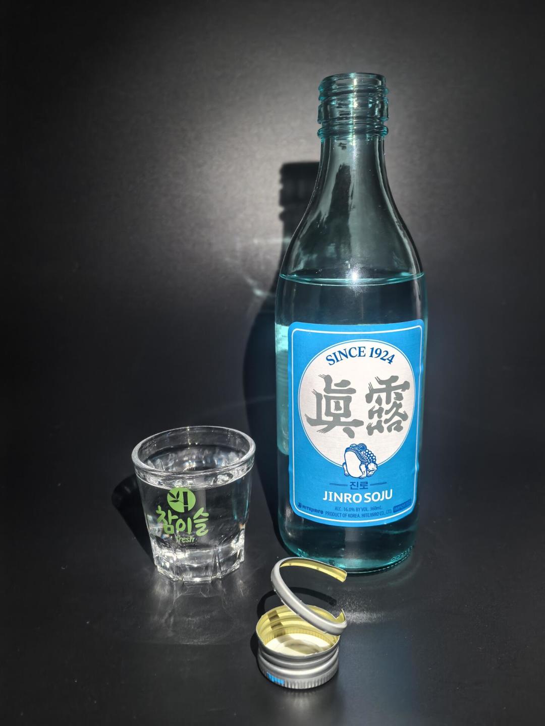 连续25年世界第一蒸馏酒,韩国网友自己却认「不好喝」:国庆前被刷屏的真露,今天粉丝举着瓶子在成都、上海跟V的大屏同框——原版16度、果味13度,一瓶≈每日酒精上限的2.5~3倍,「真露兑元气森林晕倒在厕所」364赞;韩国超市8~11块、国内便利店14块、烤肉店点出过200多,勾兑账、口碑账、酒精账、价格账我全摆齐了,打卡前先看