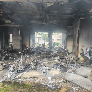 电动车充电起火2死,家属索赔230万为啥被法院全驳回?——把天津二中院终审判决、南宁车棚“七三开”担责、三省2026罚款清单和朝阳法院退一赔一的199元保单对了一遍:国庆出门前,先算清罚款、坐牢、赔偿这三笔钱