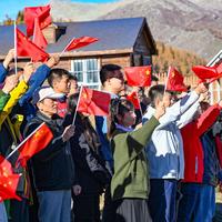 国庆机票跳水、酒店“炒股式”降了400多块：还没出发的人，10月2-6日是“交通有洼地、景区没洼地”的错位行情——临时出发前把3条曲线和1条返程底线对完