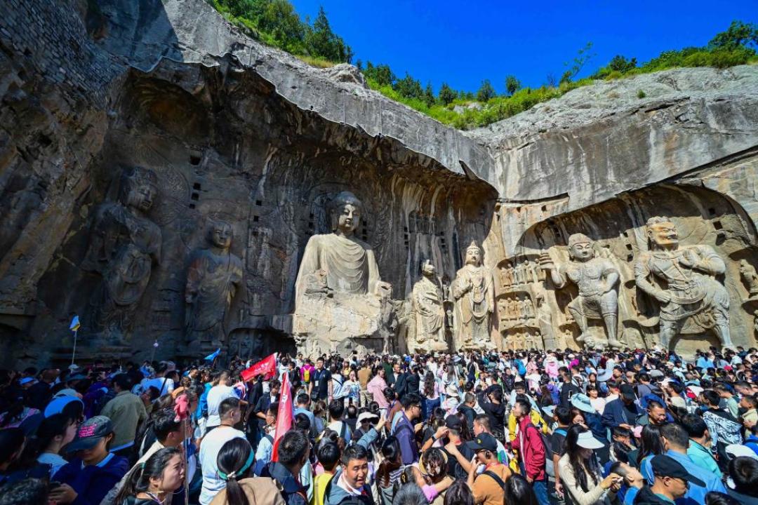 国庆机票跳水、酒店“炒股式”降了400多块:还没出发的人,10月2-6日是“交通有洼地、景区没洼地”的错位行情——临时出发前把3条曲线和1条返程底线对完