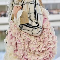 Dior大秀散场，"待遇"还在吵：两种"首位认领"、被两家都写进账本的副总经理——先对完这本账，再选边站
