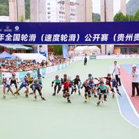 国庆8天假头一天，“拆鞋实测帖”和“娃一滑就摔”帖同屏刷屏：给娃的第一双轮滑鞋掏钱前，先把鞋、课、考级这三本账对完