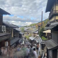 国庆第一天景区已人从众：核完27万收藏爆款教程的「人海消失术」，拍摄四招、国行iPhone没有「橡皮擦」的真相与安卓五家相册AI消除对照，这份「地标排队党·演唱会党·亲子游党·国行iPhone党·安卓旗舰党·老机型钉子户党」分人群行动表请在进景区前学会