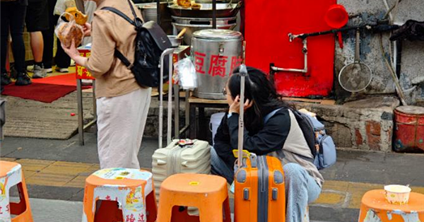 雷军带火的11元早餐 3个月了还在排队 国庆当日游客拖着行李箱来打卡