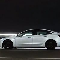 特斯拉Model 3悄悄升配，16英寸大屏加外放电，22.25万起还有限时补贴
