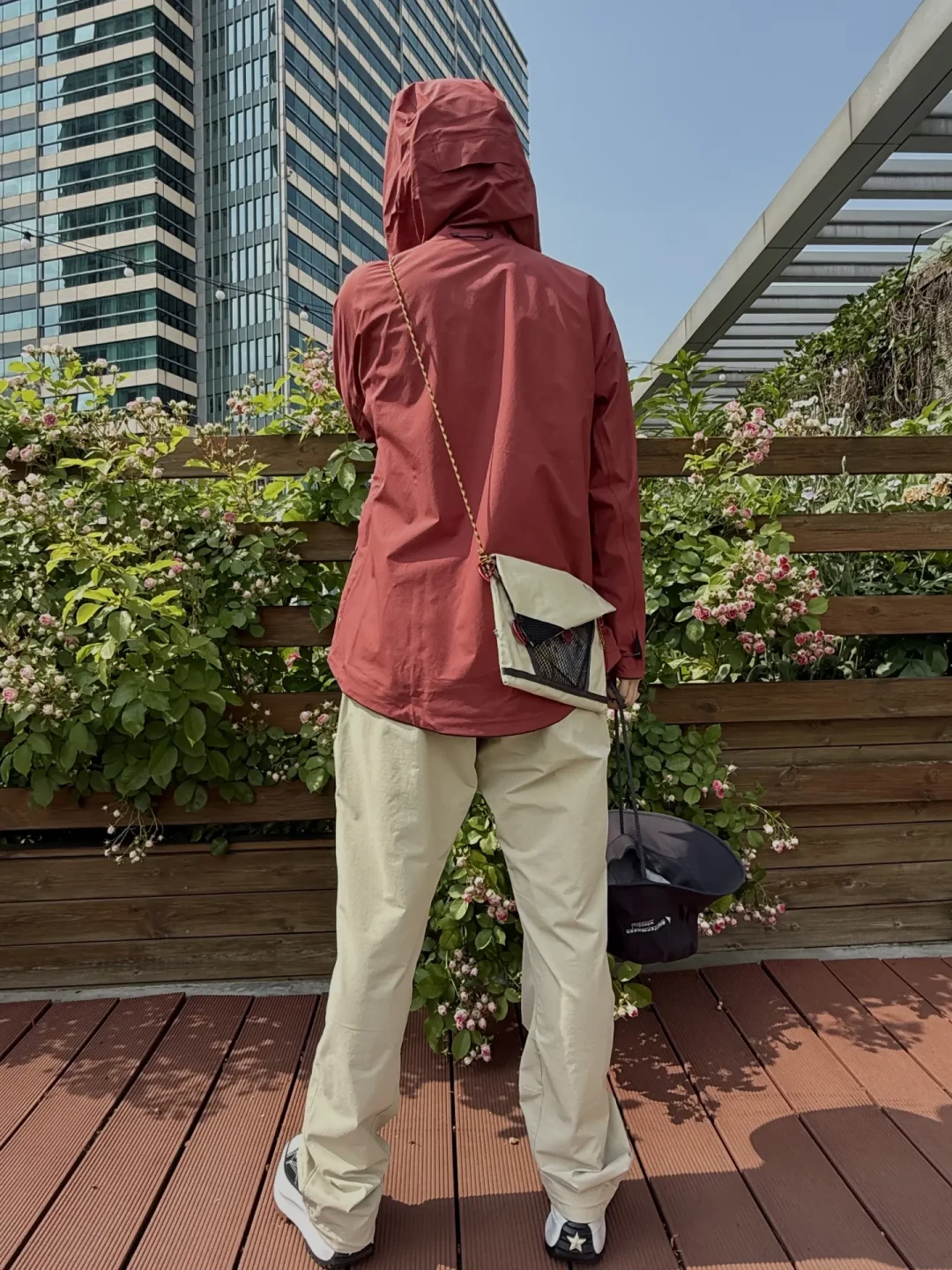 攀山鼠的硬壳别按吊牌价排：巨人岛、阿萨神族还是风壳，看你淋的那场雨就知道了——官方参数和十几篇试穿避雷帖摊开对了一遍