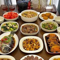 国庆第1天，白酒行情在演「精分」：调研说动销跌10%、次高端甩到地板价，今早酒价内参却让水晶剑、古20创新高——均价、批价、回收价、拼团价四套价签我全拆完了：高端憋住等双11，次高端拿截图去砍价，100-300现在就能买，生肖酒别碰