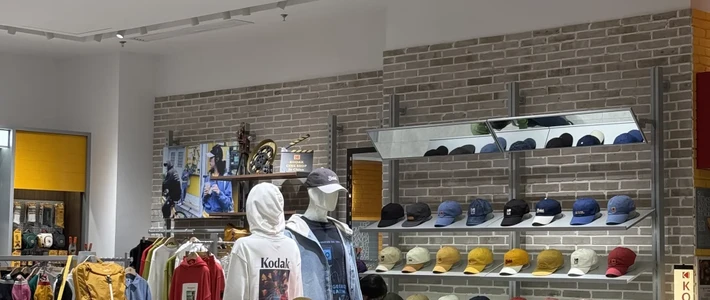商场里的柯达在卖衣服：短袖300元、吊卡配货2000，十一探店前先看这篇
