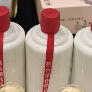 饭局上总有人吹嘘光瓶"茅台镇定制酒"，我把这里面的门道给你扒透