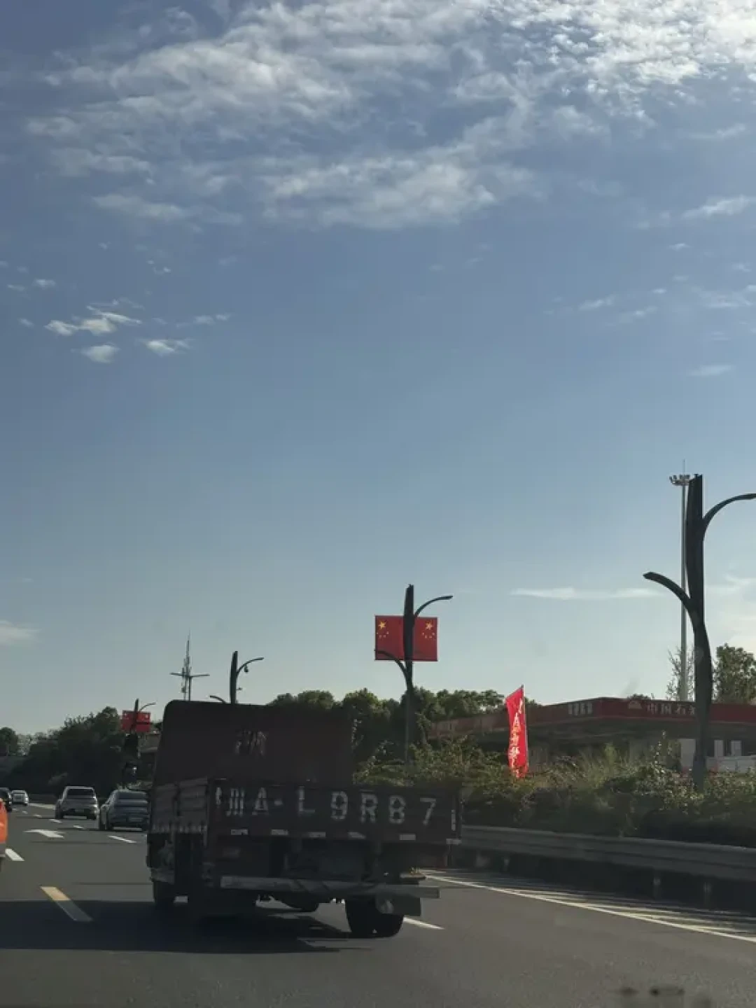 「保险的上不来,高速救援是单独的」:国庆第一天趴窝帖刷了一屏,电装党在路上停摆,先分清