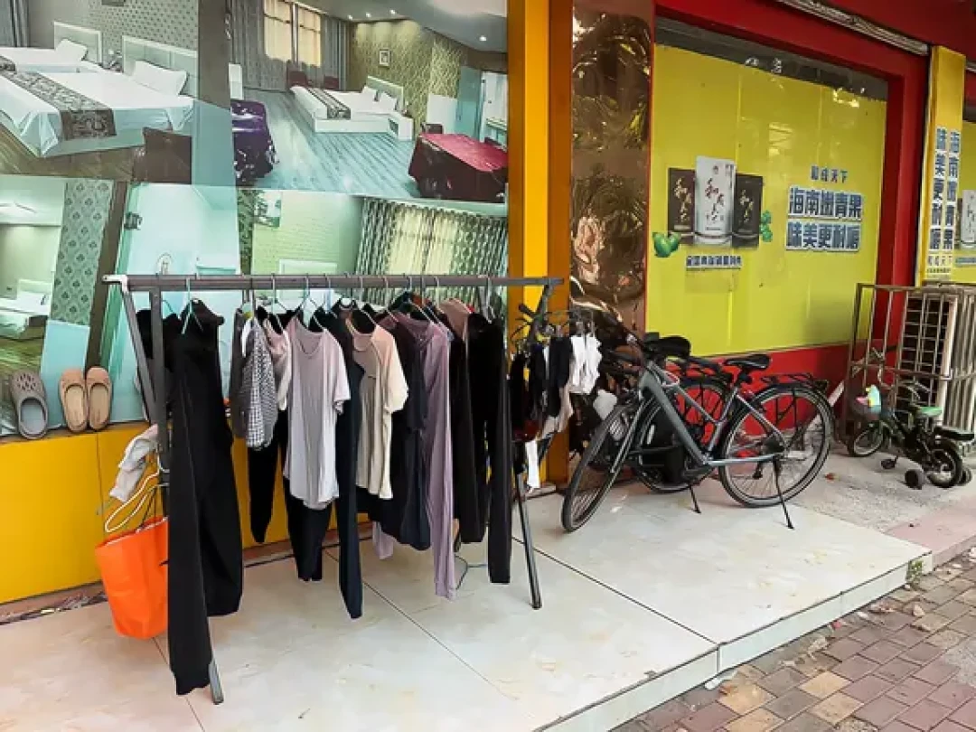 国庆长途骑行第一晚，今晚的床比爬坡贵：核完10组假期房价、878条带车进房评论和6大平台