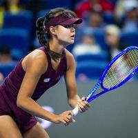 16岁深圳姑娘WTA1000首秀告捷，连赢9局强势开局，职业网球新篇章开启