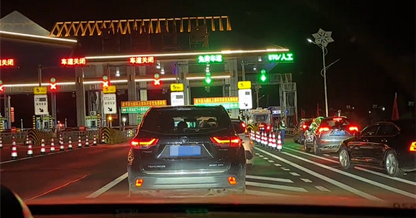 车主等3小时掐点下高速省257元：足够覆盖来回电费外加两杯咖啡