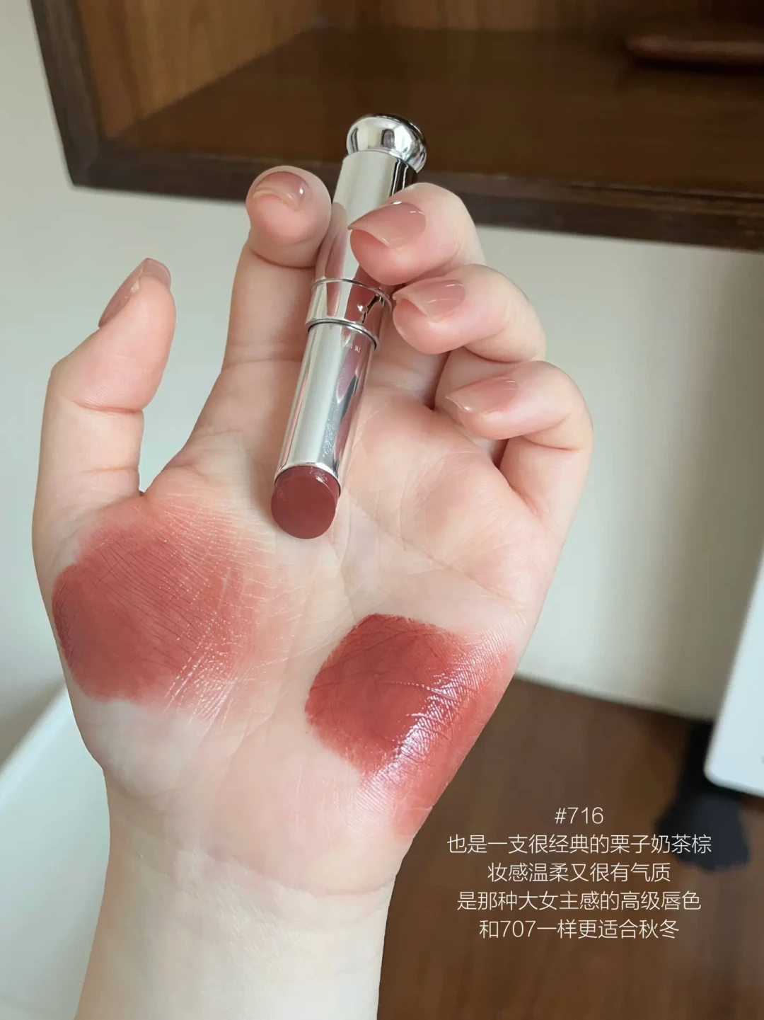 国庆第一波秋冬口红试色刷屏:知乎36条提问20条在问起皮,干唇深唇掏钱前,先把状态、色号、质地这三本账对完