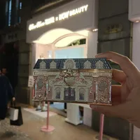 国庆8天假第1天，“结账排队45分钟”和“49元发夹1027赞顶评”同屏刷屏：去花知晓全球首店掏钱前，先把进店、算账、货品这三本账对完