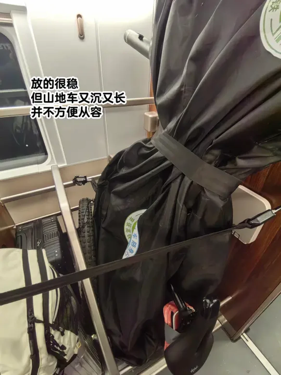 12306开始给自行车卖88元的“座位”:海南环岛13站刚开、京张跑满两个月试点——我把海南铁路官方公告、今晨富龙的实测、203条评论的“别问直接去”和三份“变相收费”质疑帖都对了一遍,给假期带车出门的你排清88元到底买到什么、免费路子还走不走得通、哪些车次带“车”字标、五种带车方式各花多少钱