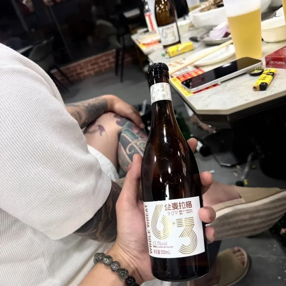 自称国家一级品酒师把吴迪的「6+3」和巴扎黑的「巡醉」都倒进了卫生间：昨晚起十几个号刷屏同一条差评实测、「送去检测」还没下文——快手网红扎堆做啤酒，同厂代工同款瓶型还互撕，代理费便宜5000、徒弟乱价，代工一箱20多对零售一瓶20的暴利账、750ml大瓶酒精账、快招加盟账、代理自夸对真人踩雷我全核完了，为偶像掏钱前先看
