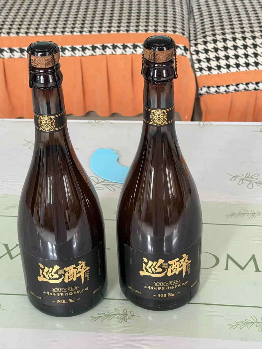 自称国家一级品酒师把吴迪的「6+3」和巴扎黑的「巡醉」都倒进了卫生间：昨晚起十几个号刷屏同一条差评实测、「送去检测」还没下文——快手网红扎堆做啤酒，同厂代工同款瓶型还互撕，代理费便宜5000、徒弟乱价，代工一箱20多对零售一瓶20的暴利账、750ml大瓶酒精账、快招加盟账、代理自夸对真人踩雷我全核完了，为偶像掏钱前先看