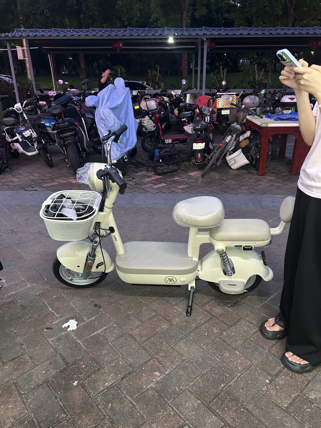 6家上市公司少赚15亿、雅迪C09降到1799：这轮电动车价格战到底了没？——把半年报、Q2利润拐点、券商见底判断和小红书背刺帖对了一遍，刚需现在买、观望等双十一、尝鲜别抢首发