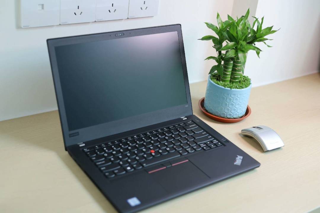 10月13日停更的是Win11 24H2,不是Win10:ESU已悄悄续到2027年10月,老小黑用户先查winver再决定——24H2的假期里升掉,Win10的确认ESU开着,六、七代机器还能再躺一年