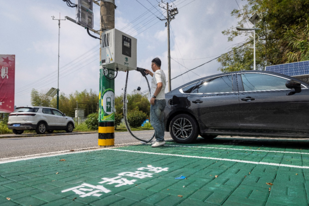 「89元的卡扣赔了13万」与「电车开十年省下一辆车」吵上同一条热搜:国庆看车前,把保险账、维修账、总持有成本账一次算清——年跑2万+、有家充、不出险的人真省;低里程、没家充、爱磕碰、买冷门车的人,省下的油钱可能连保费都填不平