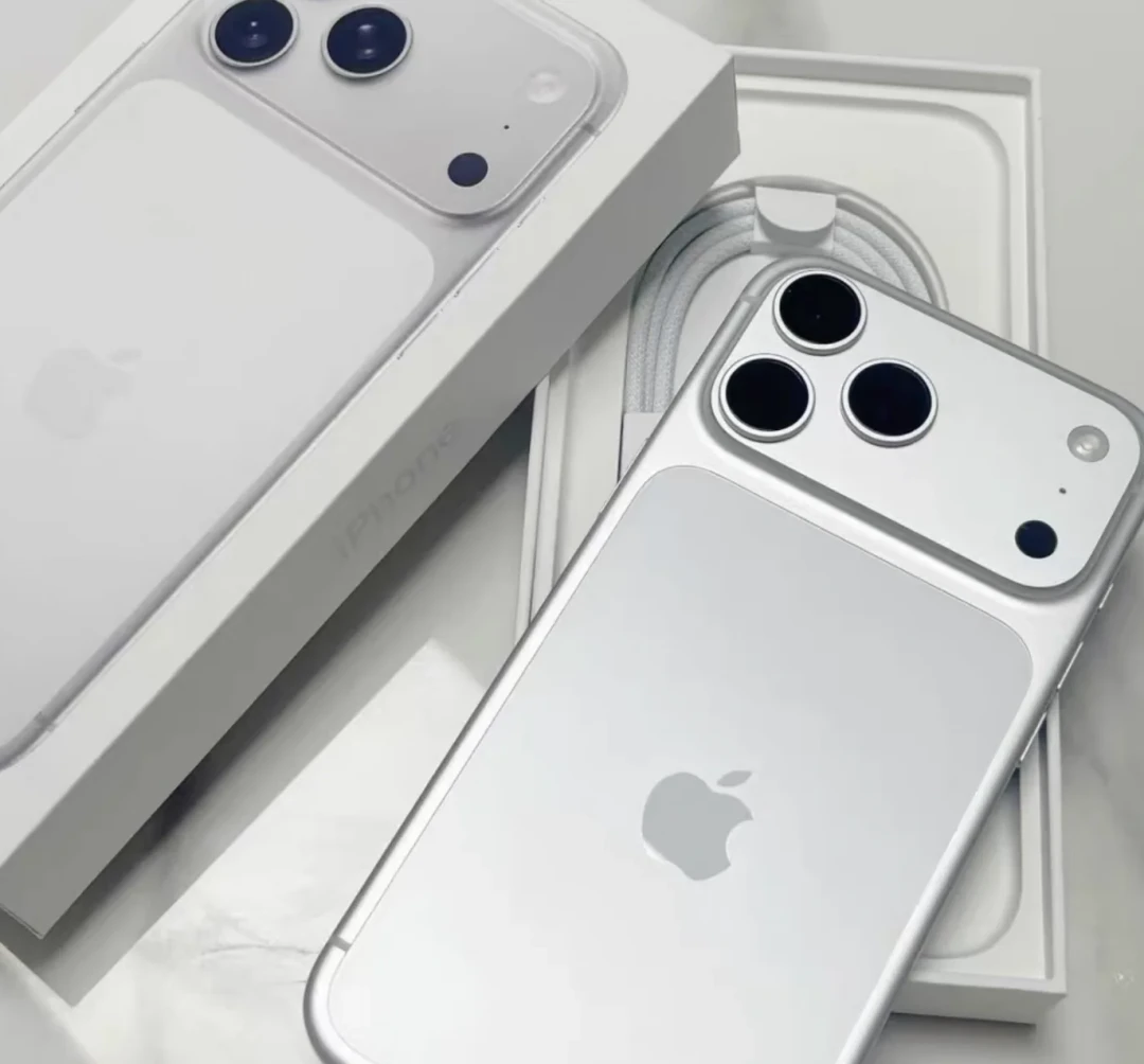 iPhone 18 Pro“后封机”发售第二天就出现:保真不一定保新,防伪封条也能仿——国庆提机,百亿补贴党、实体店党、闲鱼党、官网党四类人各记各的验机路线