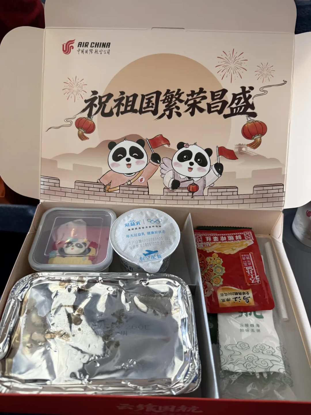 国航的国庆限定餐刷屏了:真正该薅的是那套四层