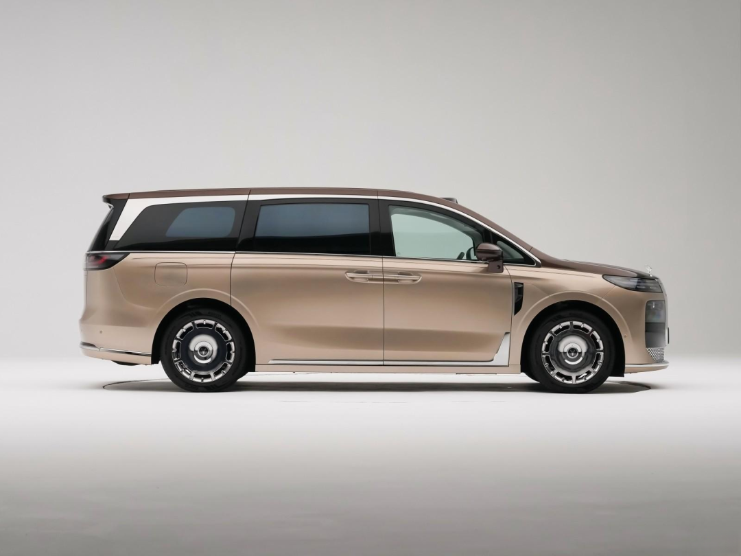 V9登顶、梦想家9小订3万：国庆逛展的40万级MPV买家，先对完这两套