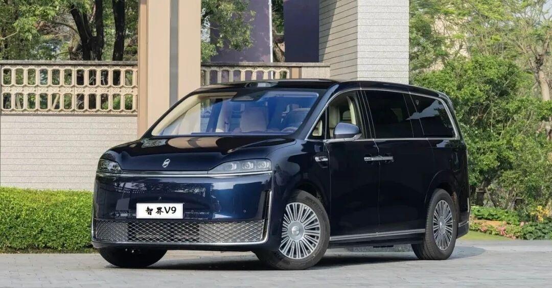 V9登顶、梦想家9小订3万：国庆逛展的40万级MPV买家，先对完这两套