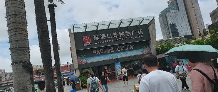 出去遛弯了