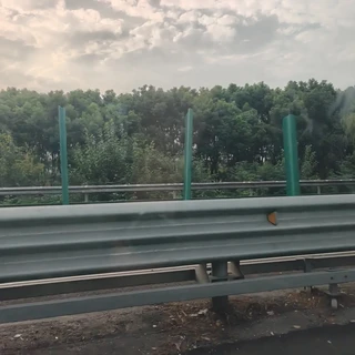 假期第二天，全网都在把高速交给NOA：而深圳那场只降了6km/h的碰撞，今早又被翻出来了