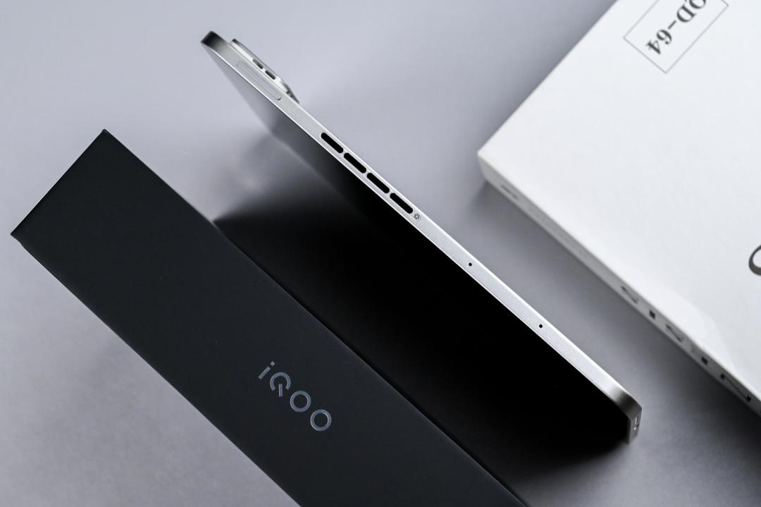 荣耀WINPad确定10月发布:8.4英寸、240Hz、带风扇、没插卡,评论区吵点在5处——小平板游戏党先对完这条