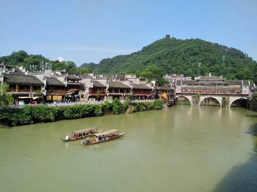 国庆中转凤凰古城,值不值:天气窗口、时段模型和写真隐形账,看完再定