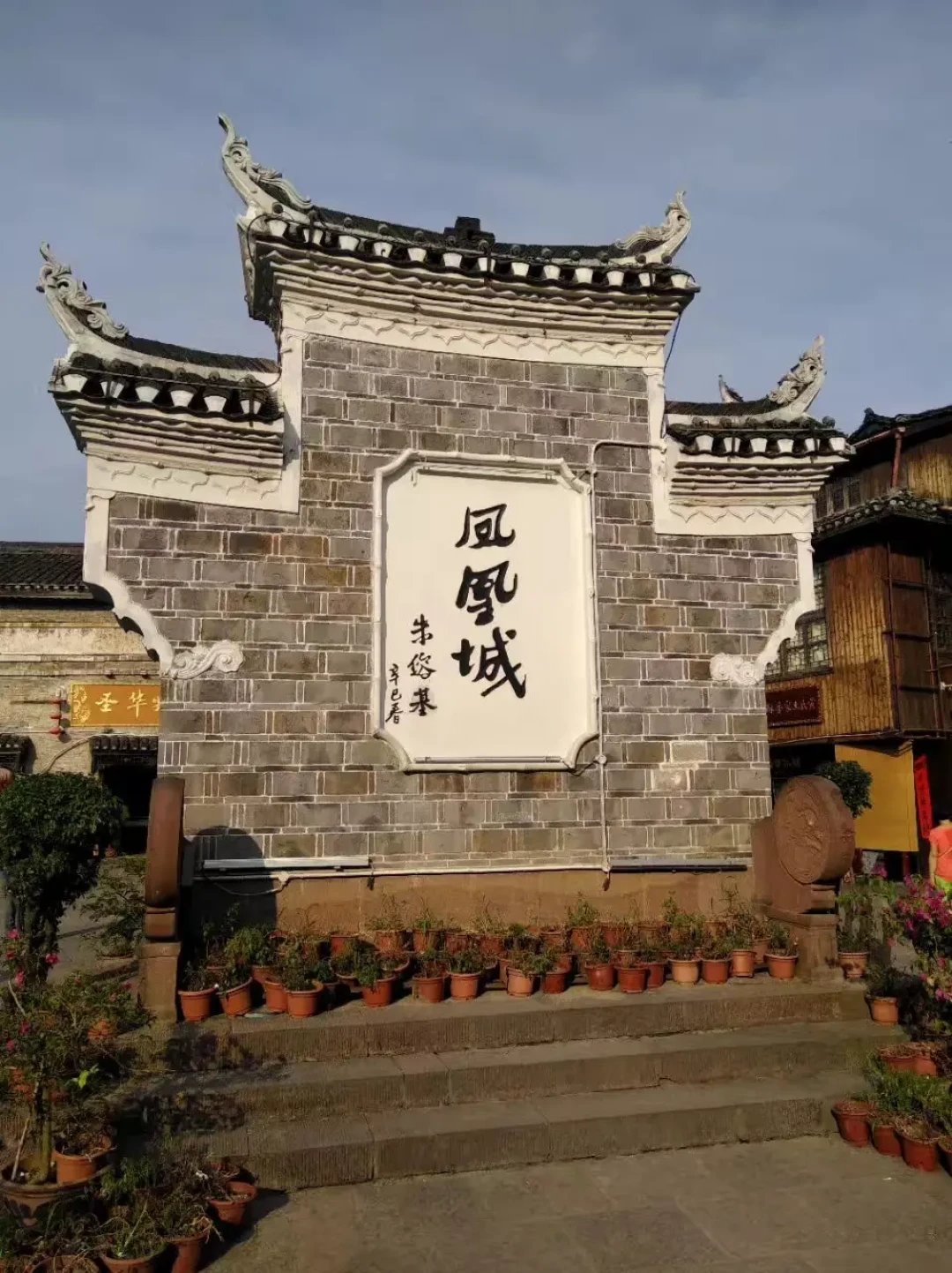 国庆中转凤凰古城,值不值:天气窗口、时段模型和写真隐形账,看完再定