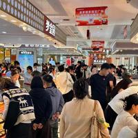 金价跌回1068！金店排队挤爆，最大单130克，国庆买金避坑指南