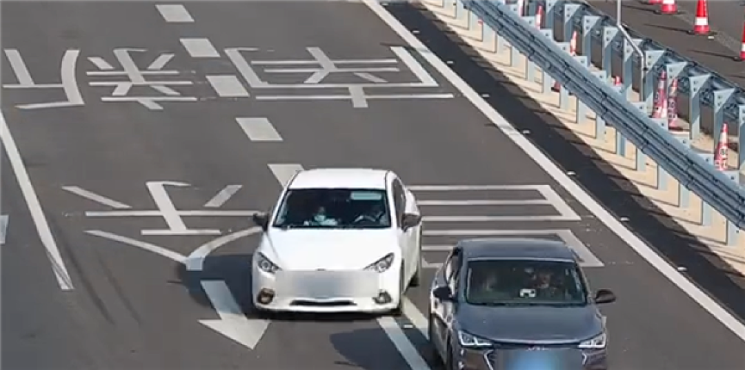 高速上突然停车、连续变道差点酿事故 司机:空调坏了、被热蒙了