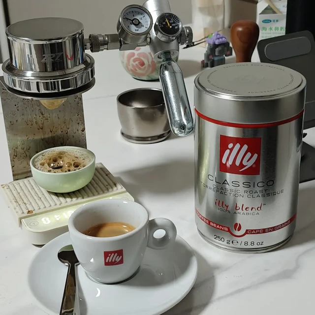 illy不再只有中烘和深烘：嫌"单一、苦"的人，精选阿拉比卡单品系列才是illy家族里唯一的换口味路线——但先想清楚它不是精品浅烘