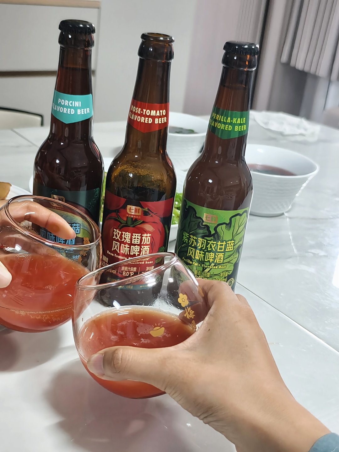 见手青做成40度的酒国庆刷屏:知乎同账号5分钟连发两篇、推广账号喊「越喝越年轻」,官方「拒绝菌酒混搭」的预警才过去3个月——40度菌酒的真人评价只剩「只喝出苦味」「没get到菌子味」,连公开价签都找不到;安全账、营销账、口碑账、价格账、酒精账全摆齐,为猎奇掏钱前先想清楚