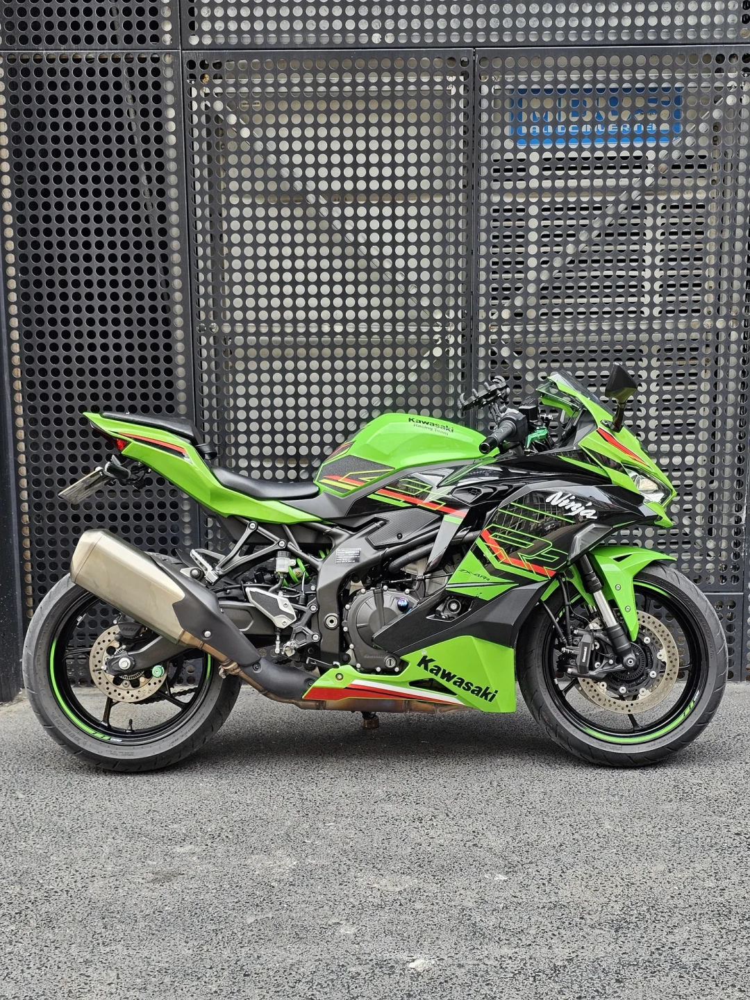 川崎ZX-4R降到5.98万，赛421S全包落地2.9万：多掏三万五，到底值不值？