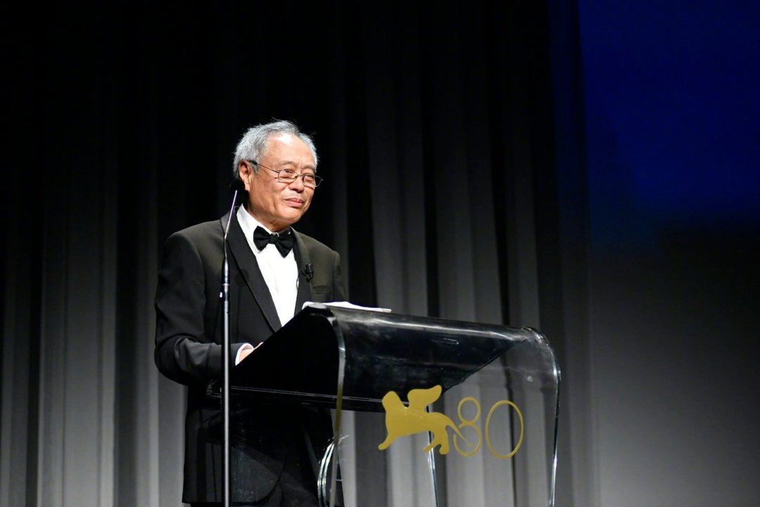 《色,戒》拉片完结了,第三遍重看前先听我一句劝:你收藏的“视听语言”内容至少两例自曝是AI生成,摄影指导的真名、门口那道焦点,工艺层能核实的我摆完了