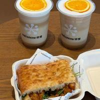 奶茶店卖茶叶蛋和啤酒，用全天候经营抢便利店饭碗