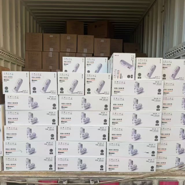 国庆朝圣胖东来，扛箱啤酒回家前先算清这几笔账：千岛湖代工、配料就四样，「精酿」是厂家定义的；小程序24罐60块、每天10点放量半小时抢光，6月起连线下门店都停售了；「力压两款德啤」对轰「喝了第二天头痛」两派我都核完了，永辉货架正悄悄「断奶」、「麦感觉」高仿判赔100万——排队和加价代购前先看