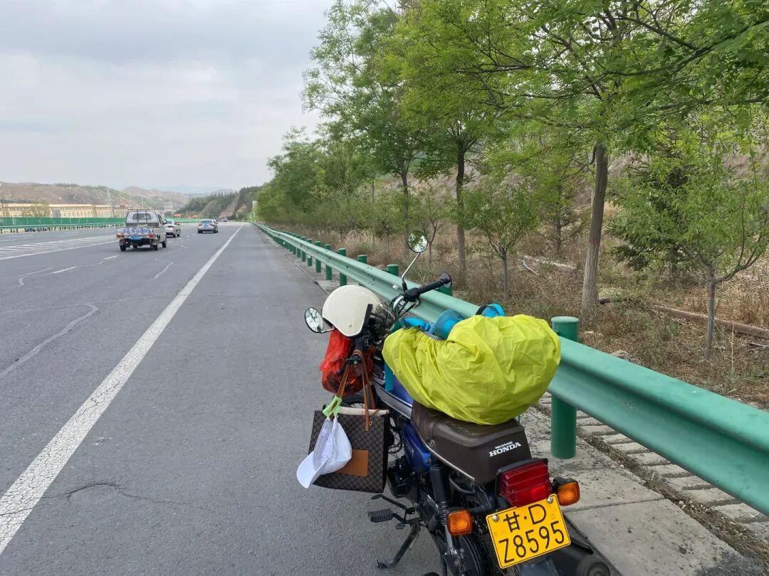 国庆返程高速最危险的3秒,你的本能反应正在把它喂大:死亡摇摆不是大排量专属,125踏板装个尾箱70码就发飘——载荷账、箱体限速账、救车四派账、钛尺380到7万账,5号上高速前我替你对完