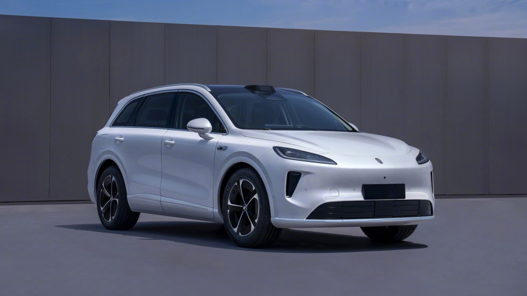 「一米穿五界」成立这天:M8、V8、M9三张单同时晒出,鸿蒙智行的12个月