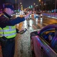 无醇啤酒不等于零酒精，喝两瓶吹气可能直接超酒驾红线