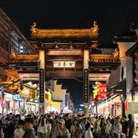 挖土豆比逛景区香：情绪文旅时代，年轻人用钱包投票