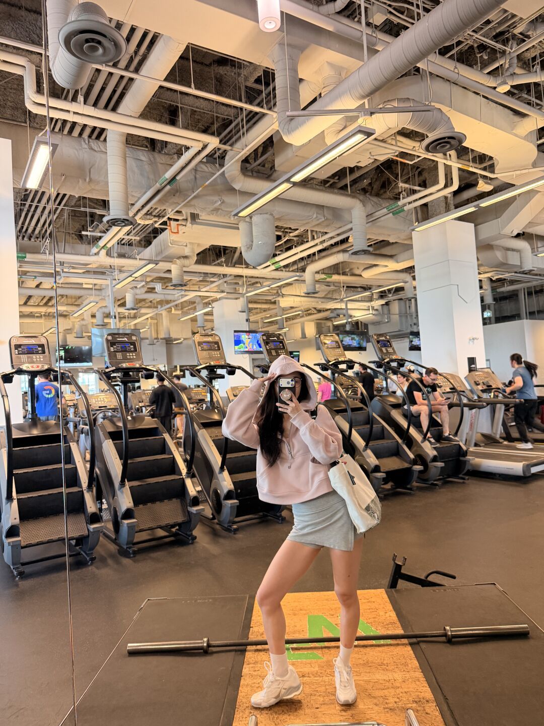 国庆8天假第4天，「lululemon五折活动预告，有推荐的款式吗」613条评论蹲货帖和「仅仅5个月降价440我太心痛了」背刺帖同屏刷屏：双11前把秋冬预算交给lulu，先把价梯、渠道、节奏这三本账对完