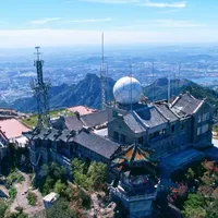 国庆8天假第4天，“老君山门票卖到10月6号”公告和“9:15大门就限流排队”实拍帖同屏刷屏：把假期剩下4天交给山之前，先把票、错峰、天气这三本账对完