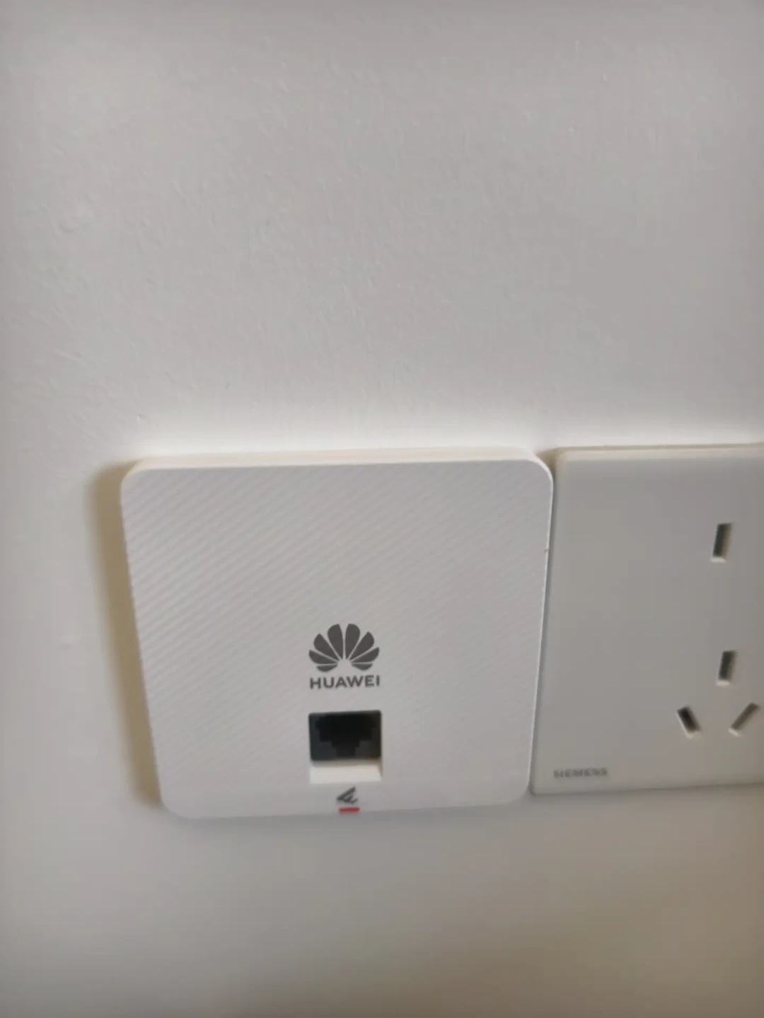 全屋WiFi该花200还是2000多?万赞热帖评论区三派吵翻:翻完小红书、知乎、B站的几十条争论,分水岭不是面积,是网线、户型、弱电箱这三个问题